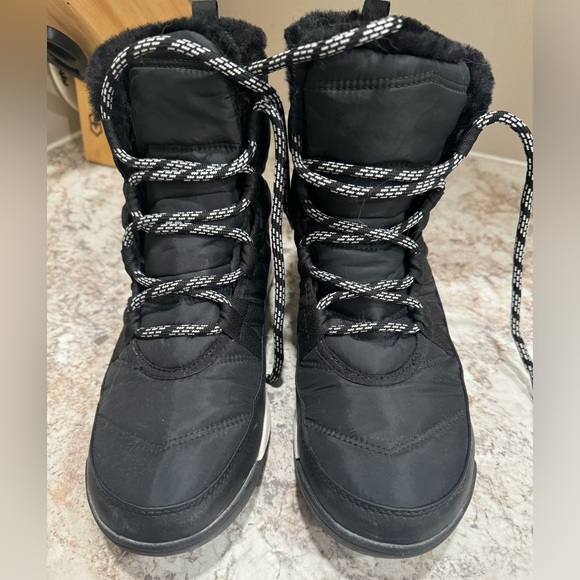 **SOLD** Sorel winter boots - Size 9 - Picture 2 of 5